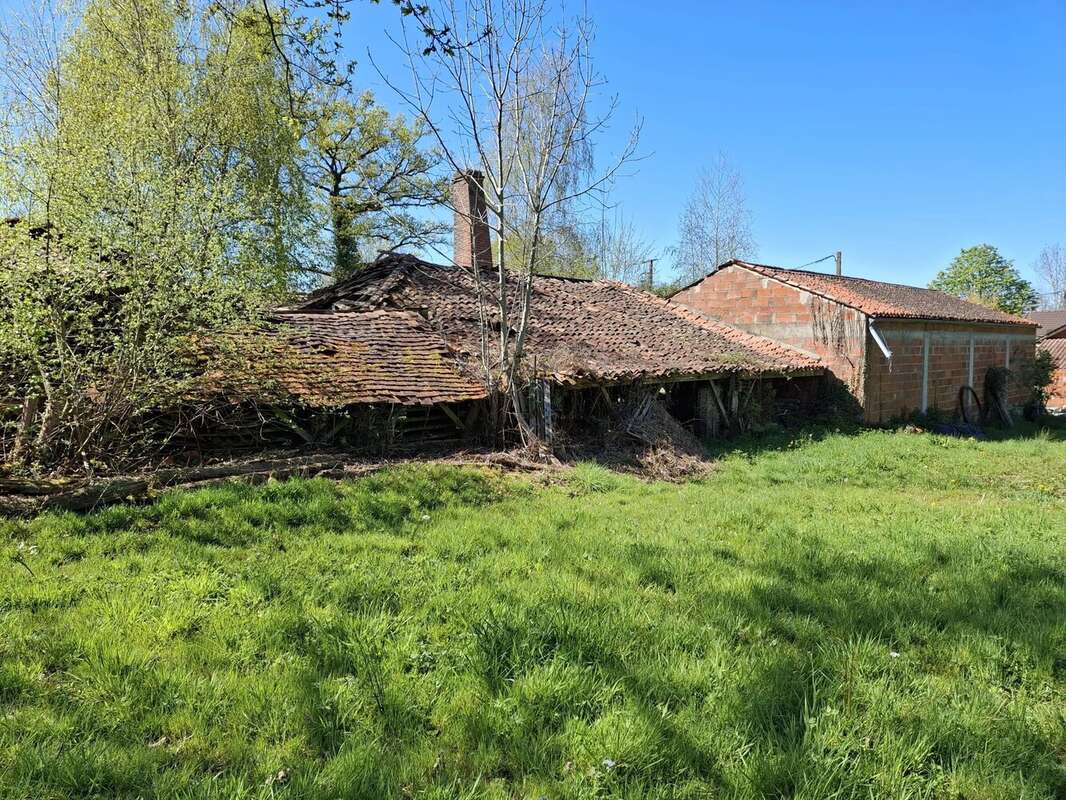 Grande maison familiale à rénover, grange, dépendances et plus de 2 hectares de terrain - photo 12