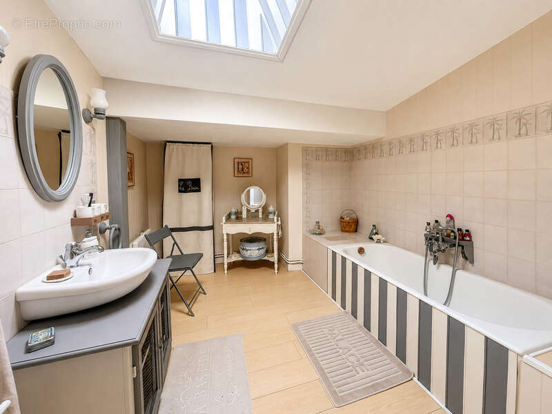 Maison d'habitation 7 pièces à vendre plus trois revenus locatifs MATHA (17) - photo 14
