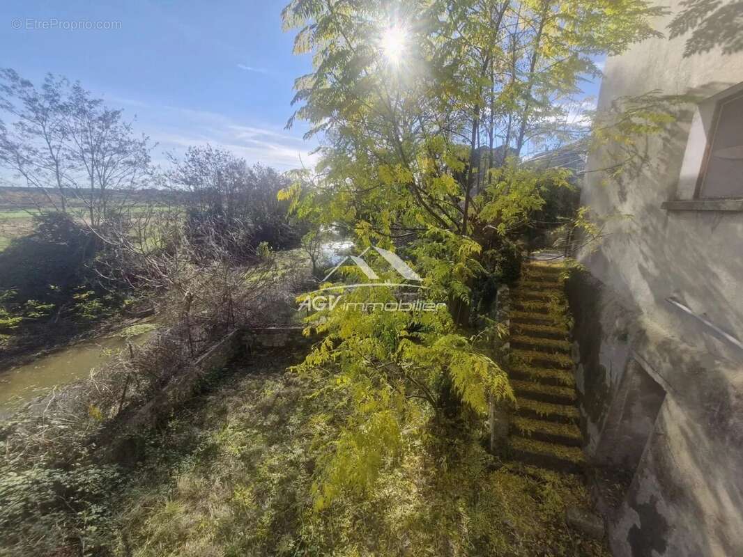 A Saint-Hilaire-De-Brethmas maison avec deux appartements, garage et jardin - photo 21