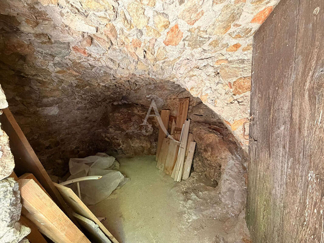 Remise a renover sur deux niveaux avec cave vinon sur verdon - photo 2
