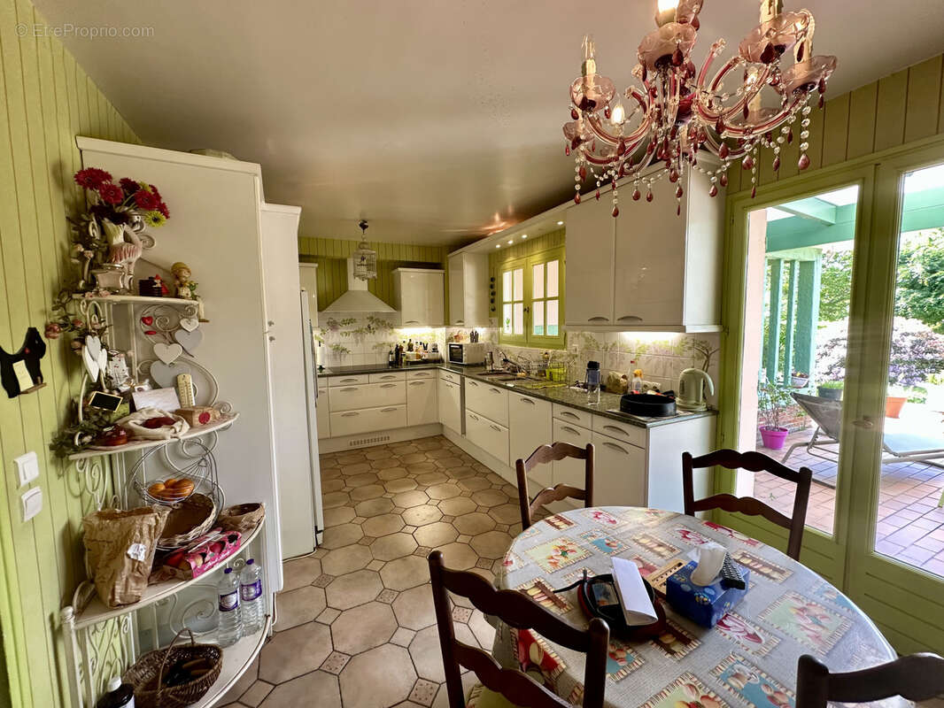 Belle propriété familiale de 220 m2 sur un terrain clos et paysager de 1 785 m2   Bellengreville - photo 4