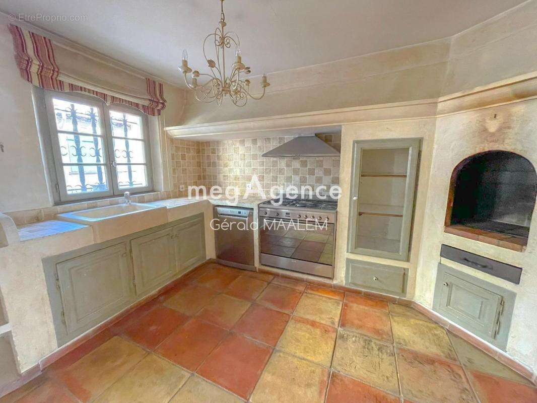 Maison de Maître de 231m² avec garage et terrasse à Cogolin - photo 13