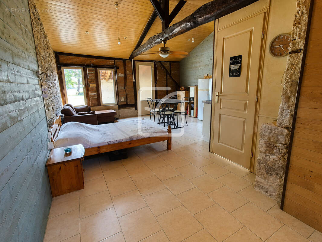 Rare   propriété équestre près de villeréal   20 ha   25 boxes   2 aires couvertes   2 habitations - photo 23