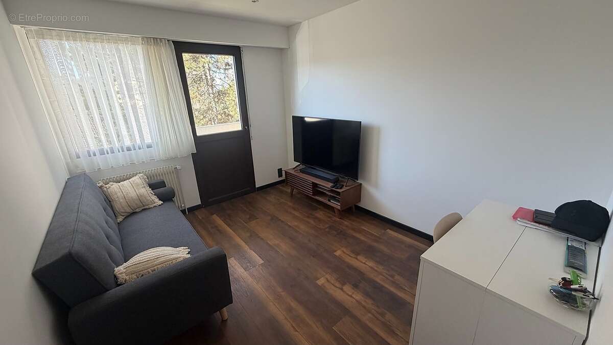Chambre 3 (ou espace bureau) donnant sur le balcon - Appartement à ANNEMASSE