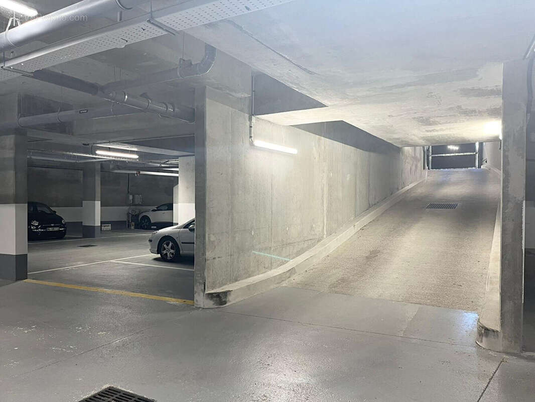 Vanves Centre Mairie  Parking en sous-sol sécurisé - photo 4