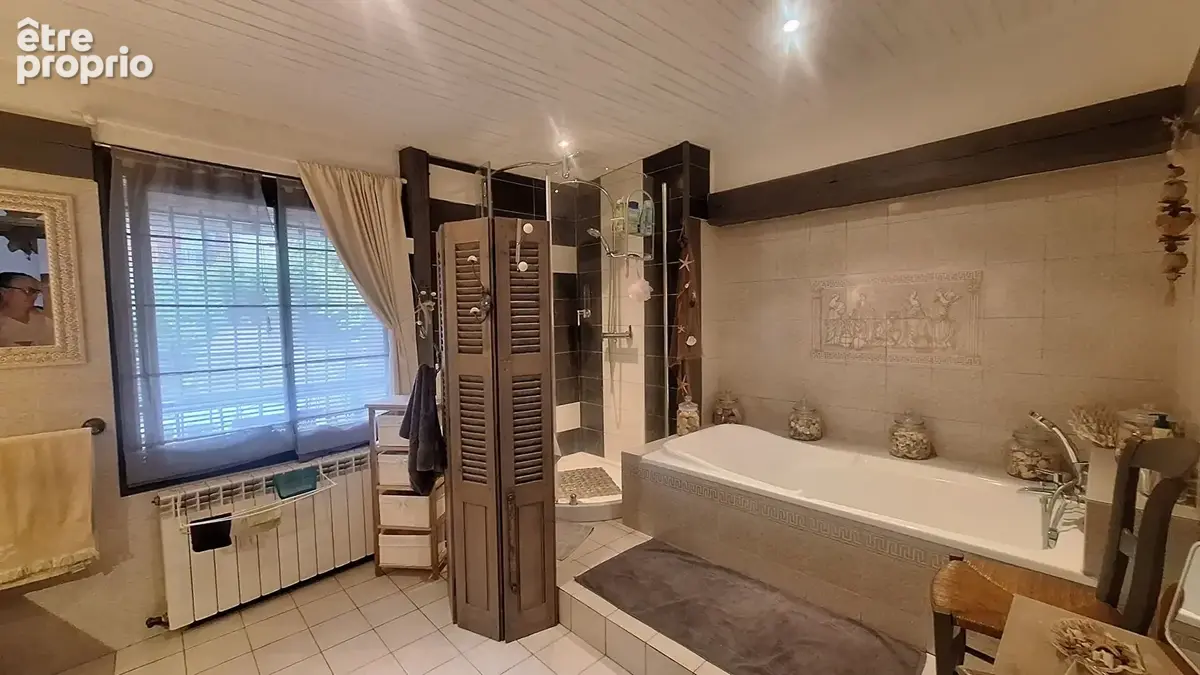 Maison familiale aux beaux volumes, avec piscine et extérieur - photo 12
