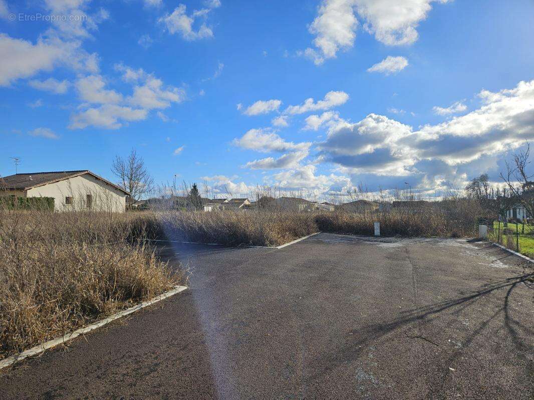 Terrain à SAINT-PIERRE-DE-MONS