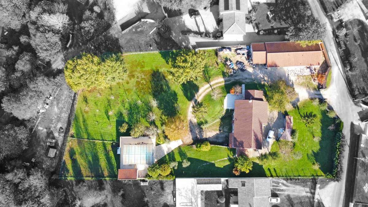 Maison à EGLISE-NEUVE-DE-VERGT