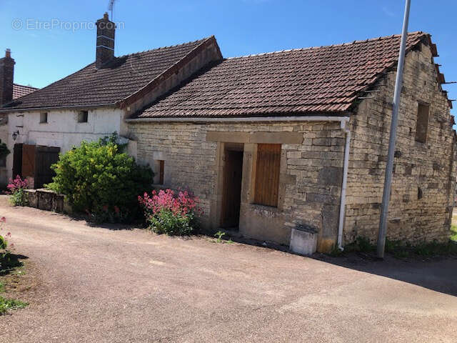 Maison à NOYERS