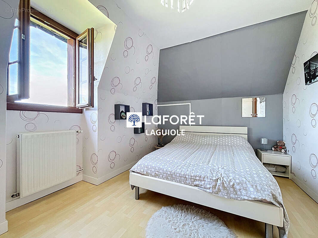 Maison à SAINTE-GENEVIEVE-SUR-ARGENCE