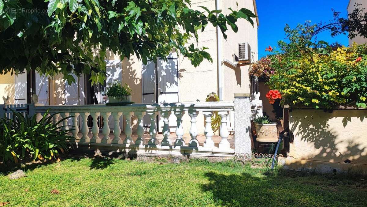 Maison à SAINT-LAURENT-DE-LA-SALANQUE