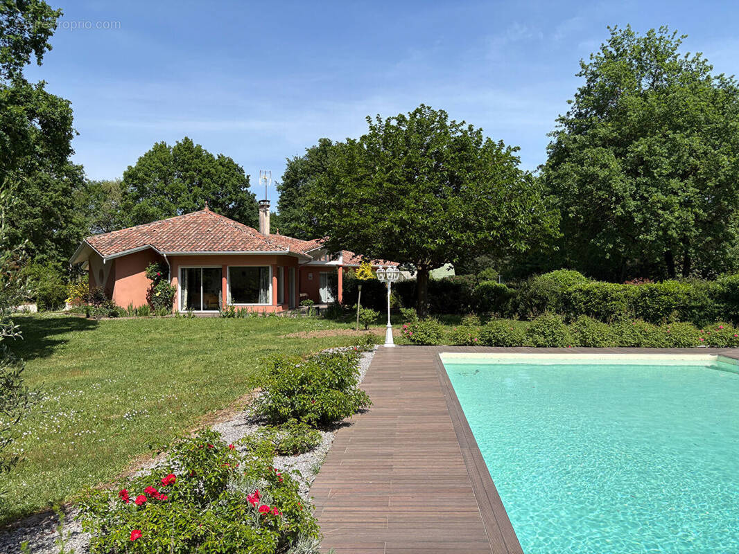 Maison à CARCARES-SAINTE-CROIX
