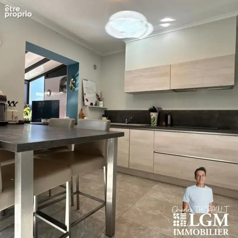 Maison lumineuse 3 chambres – Extérieurs soignés, spa et grande pièce de vie - photo 4