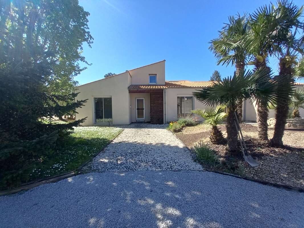 Maison de 7 piéces au coeur du village - photo 2