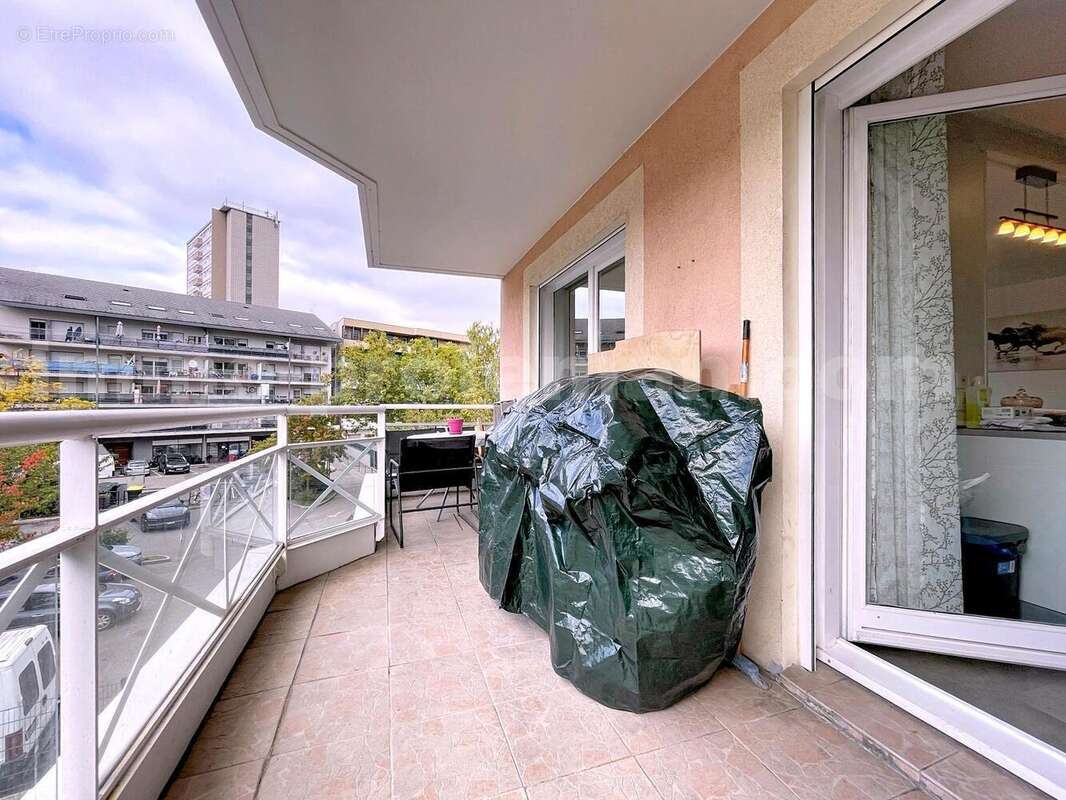 Appartement_T4_Gaillard_belle_superficie_prix_frontière_Suisse_direction_GENEVE_autoroutes_investissement_locatif_vente_vue_séjour_salon_salle_a_manger_cuisine_américaine_balcon_terrasse_vue_ - Appartement à GAILLARD