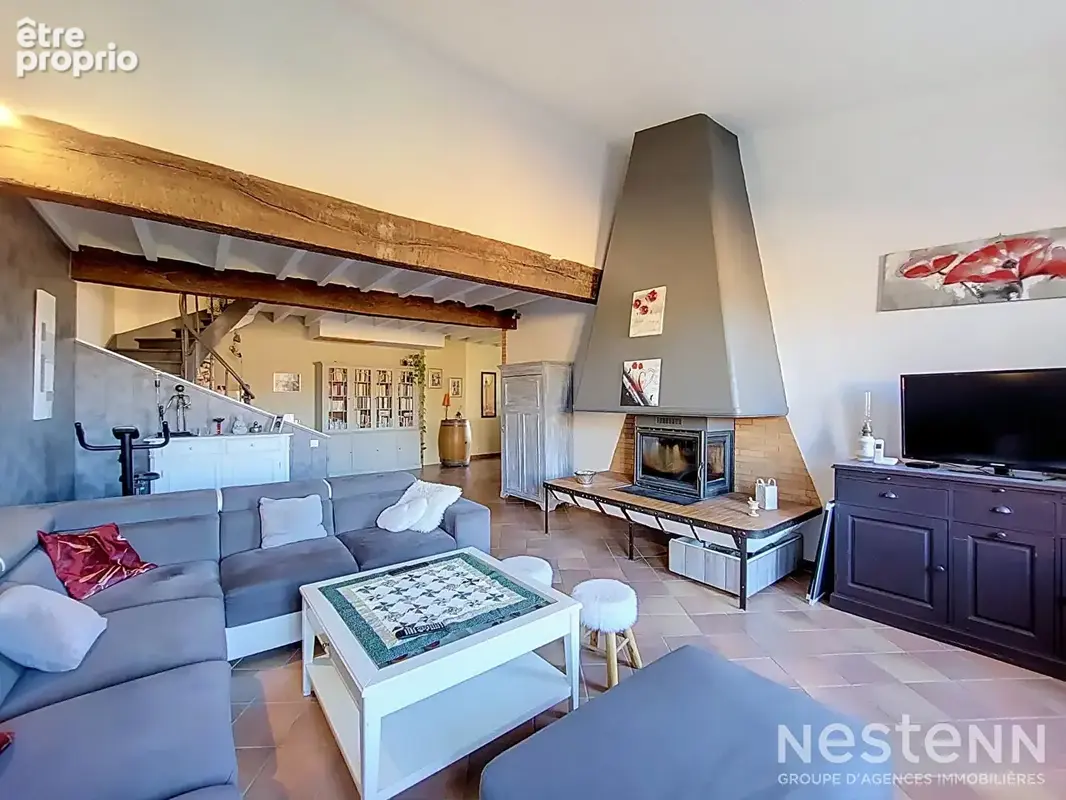 À vendre Maison de village en pierre de 216 m² avec deux appartements, cour, et garages - photo 3