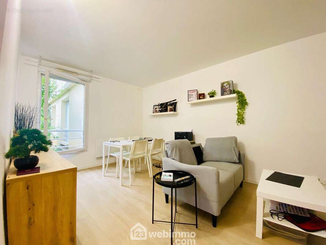 Passons au séjour... - Appartement à CORBEIL-ESSONNES