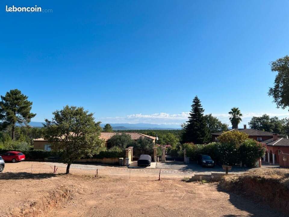 Terrain à LES MAYONS