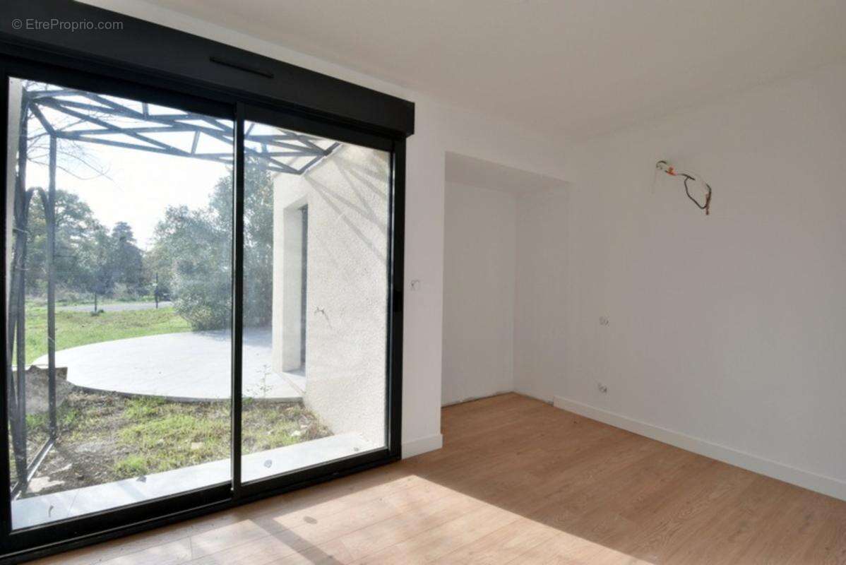 EXCLUSIVITE - Appartement T4 rez de jardin - Garage et parkings - photo 11