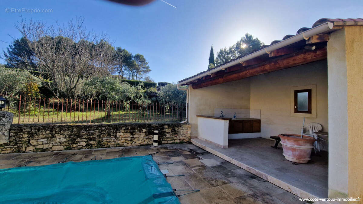 Maison à LA ROQUE-SUR-PERNES