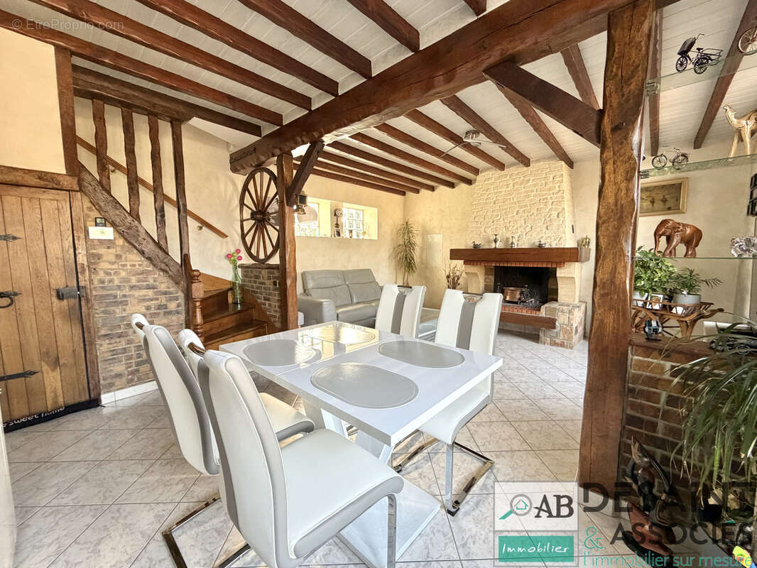 Maison à CONDE-SAINTE-LIBIAIRE