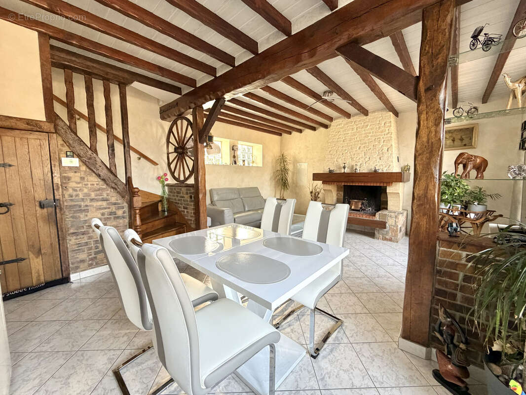 Maison à CONDE-SAINTE-LIBIAIRE