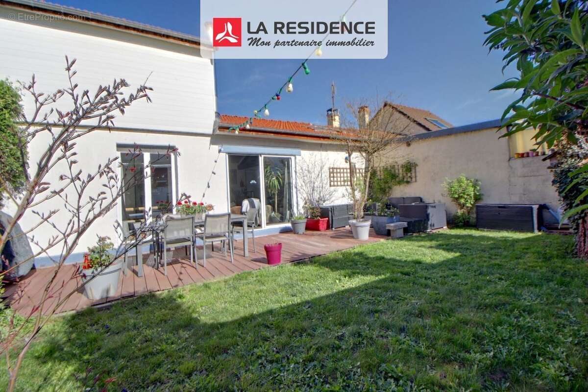 Maison à LES CLAYES-SOUS-BOIS