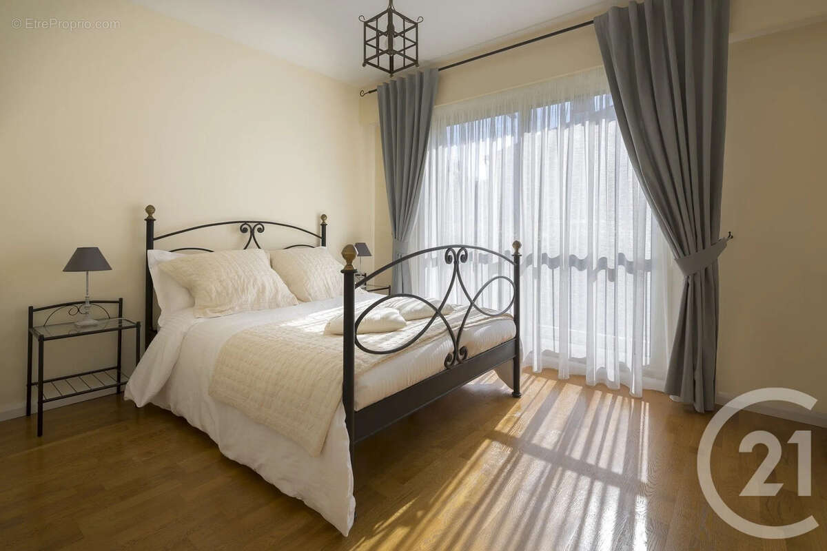 Appartement à SAINT-LAURENT-DU-VAR