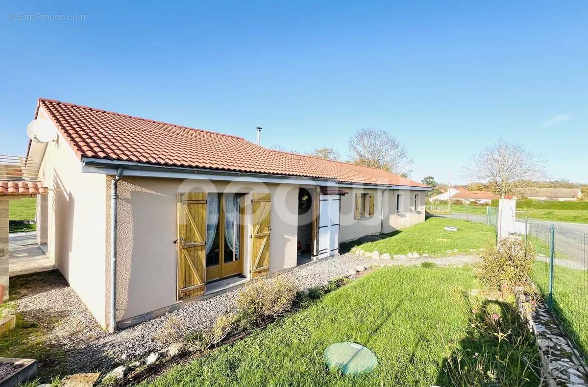 Maison à SAINT-AGOULIN