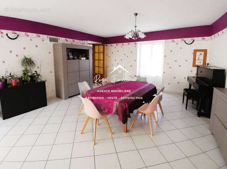 Séjour avec accès à la véranda  - Maison à BUXEUIL