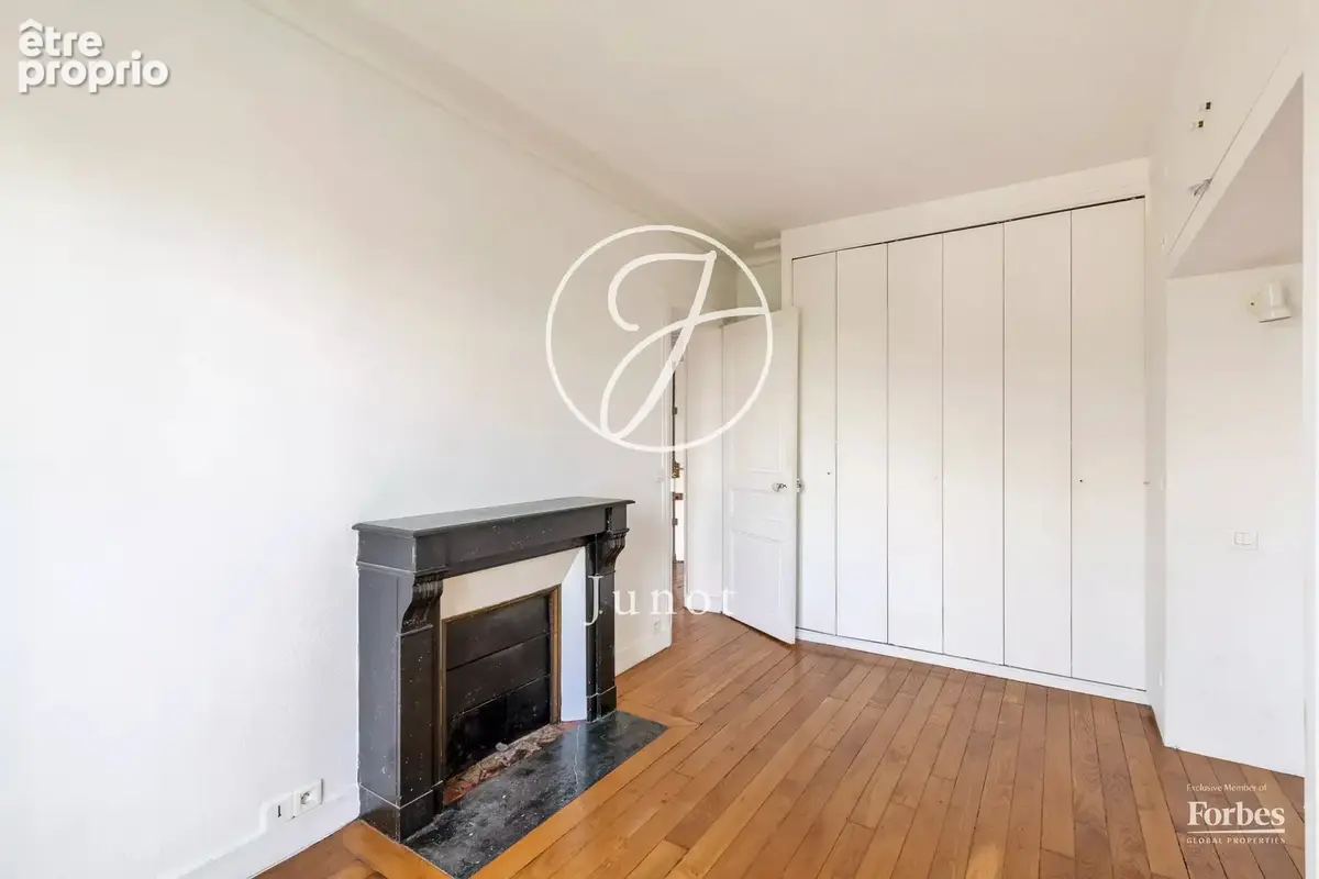 Paris 18e - MONTMARTRE / HAUT LEPIC - 2 pièces - 42,85m² Carrez - Balcon 4,37m² - Vues dégagées - photo 15