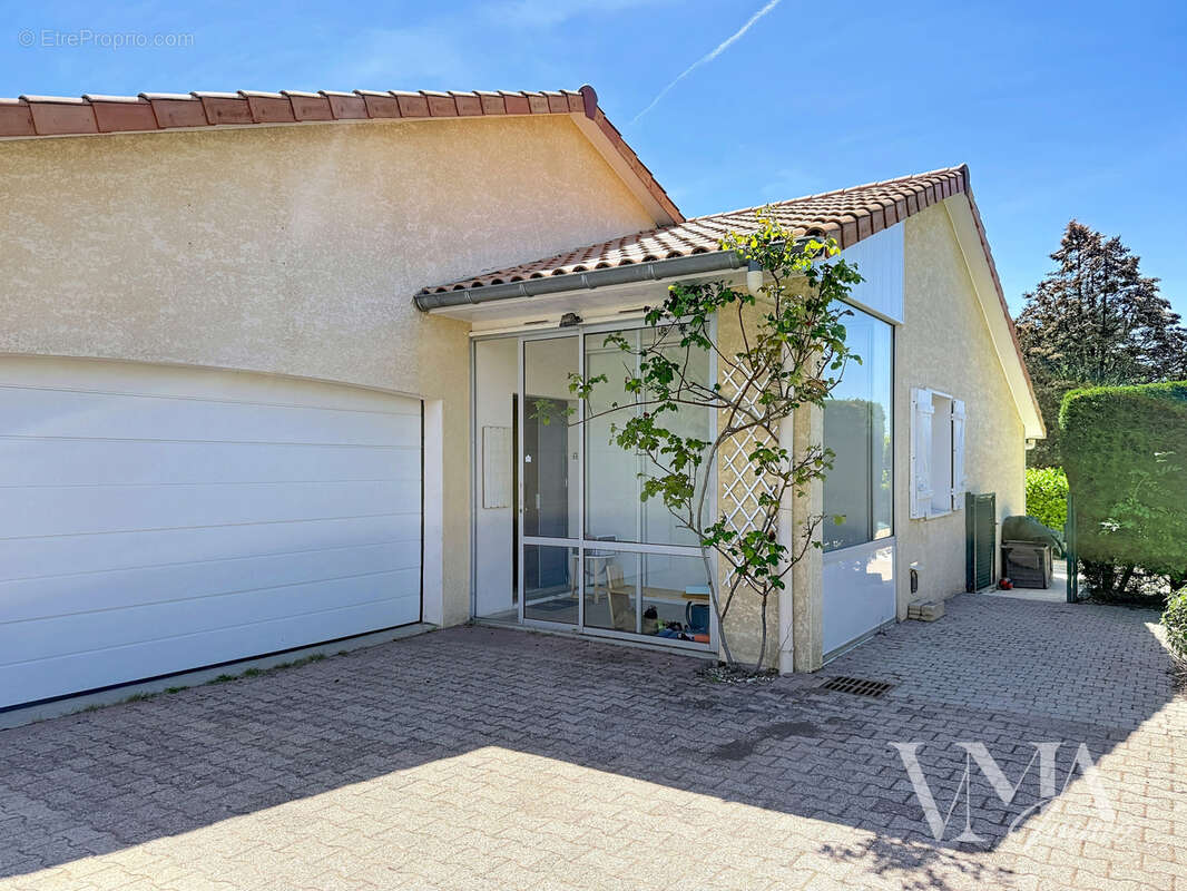 LA TOUR-DE-SALVAGNY   Maison familiale 7 pièces avec piscine 650 000 €  146 m2 Carrez  Terrain 631 m2 - photo 23