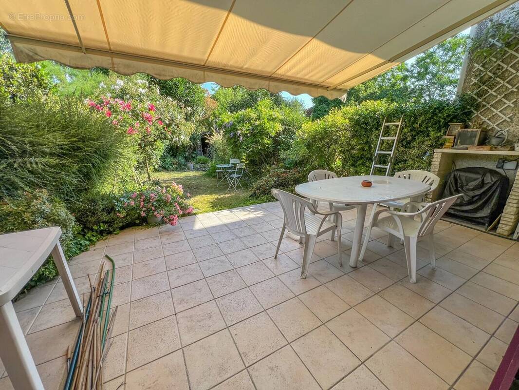 Maison à LE MESNIL-SAINT-DENIS