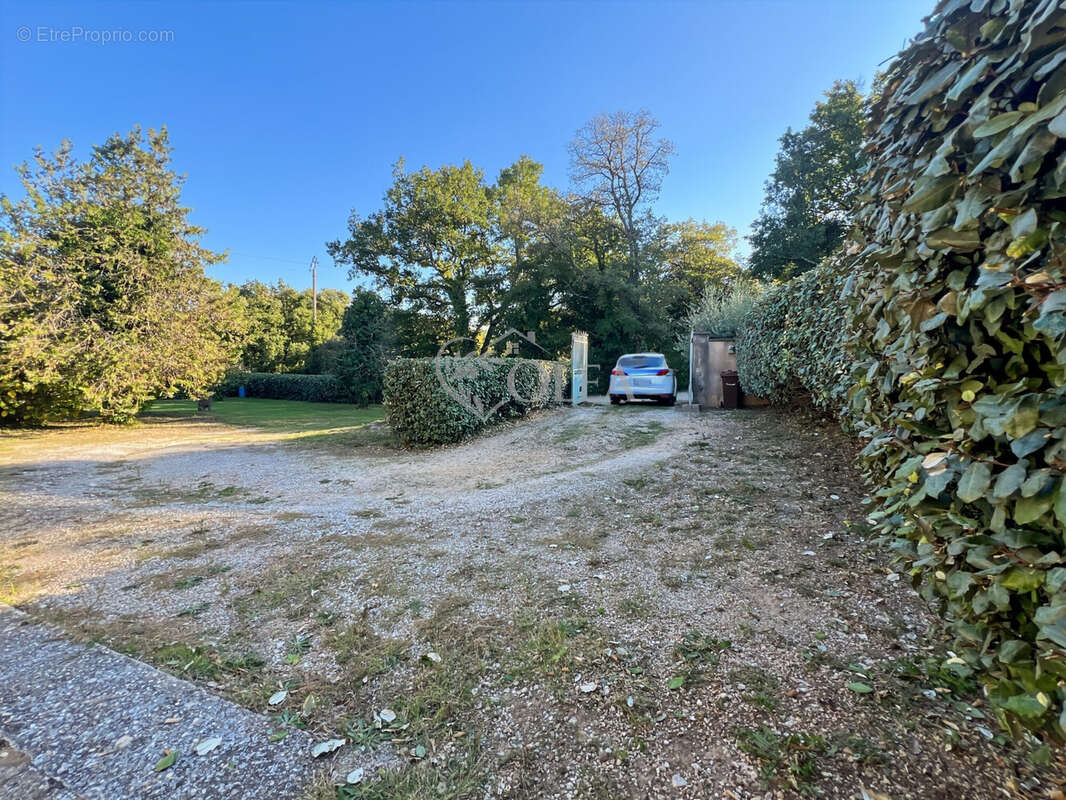Allée entrée - Maison à SAINT-VICTOR-DES-OULES