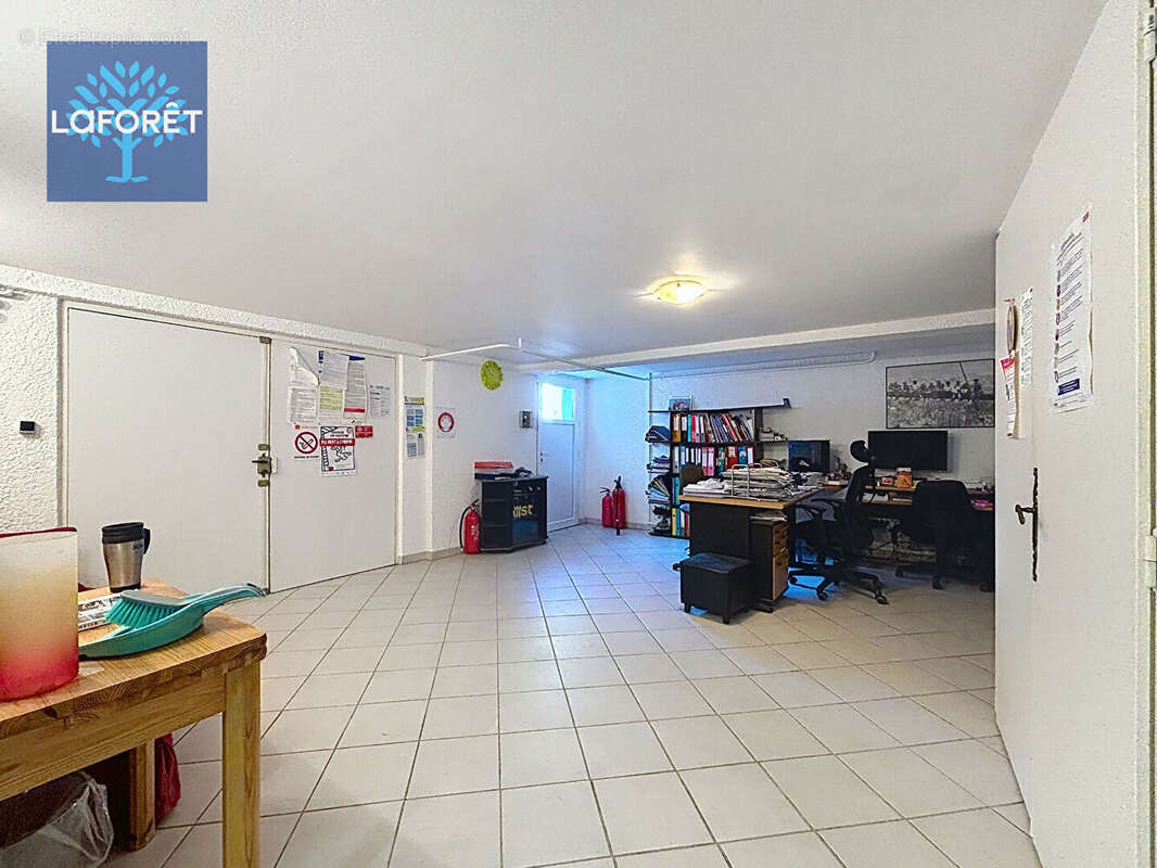 Villa familiale de 216 m² avec piscine, 180m²  de sous-sol complet et espace professionnel - photo 12