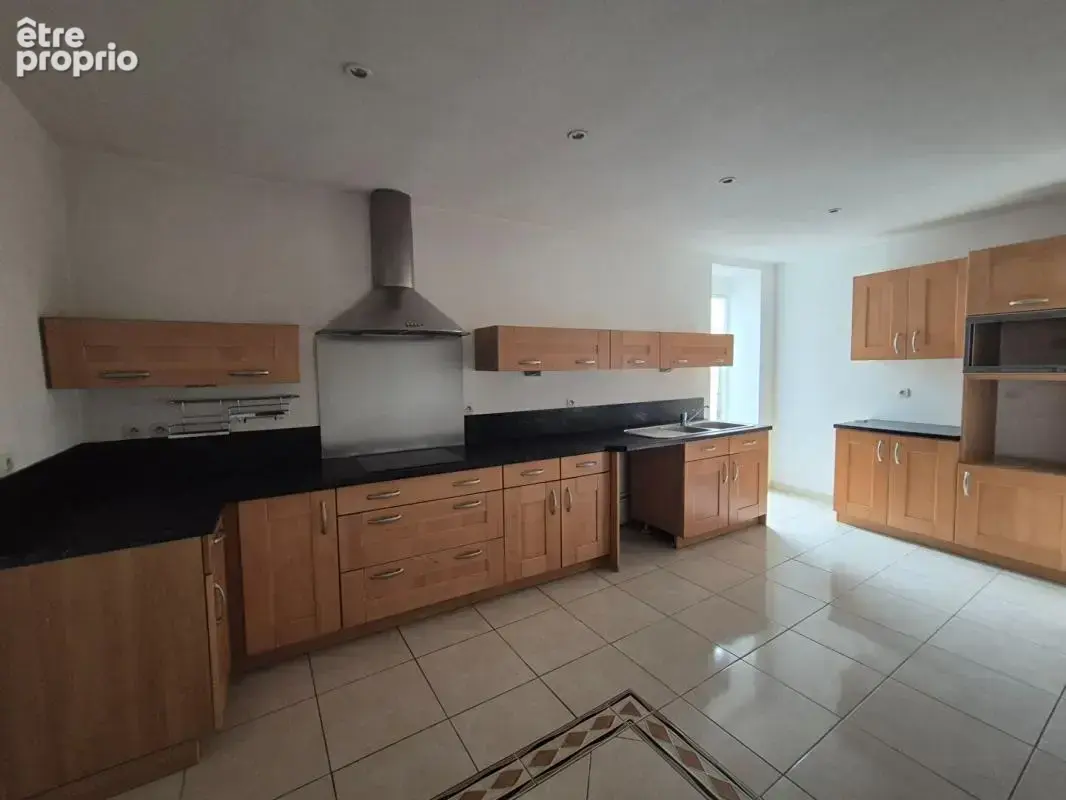 Ensemble immobilier 250 m² - Local commercial et deux logements - Hyper centre de Romorantin - photo 8