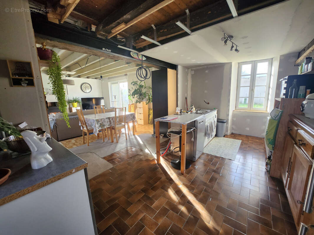 Maison en pierre avec dépendances et fort potentiel - photo 6