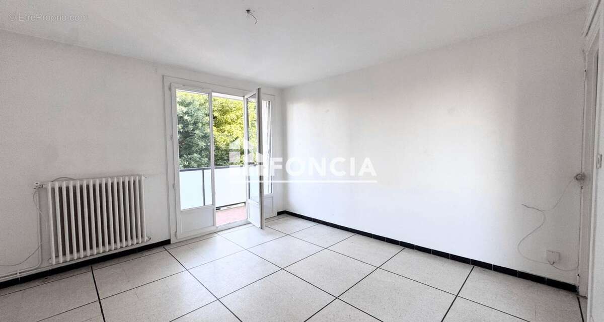 Beaux volumes et fort potentiel pour ce 79 m² avec double séjour, garage, parking et cave - photo 3
