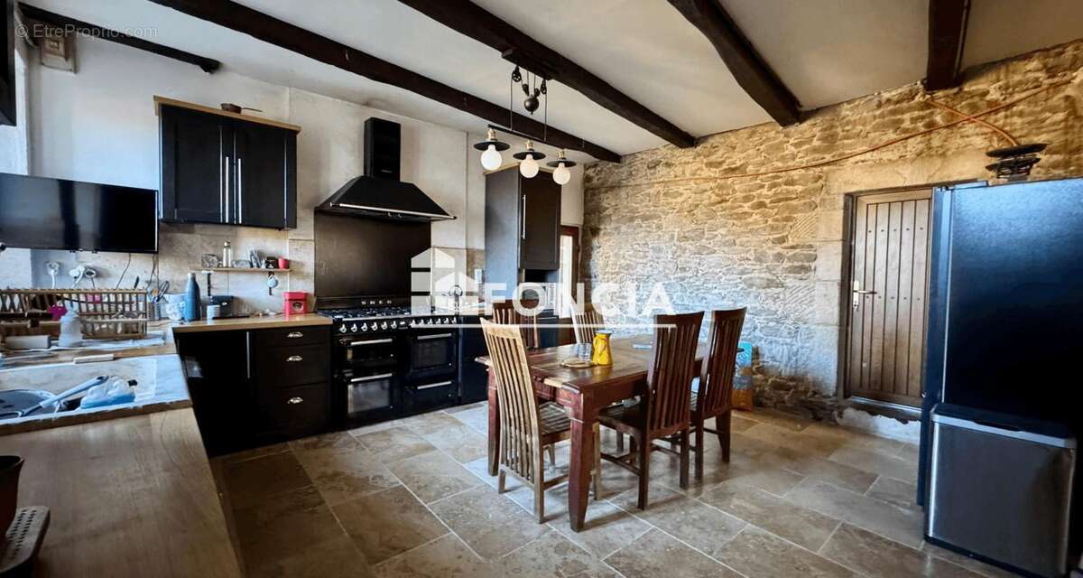 Maison à SALLES-CURAN