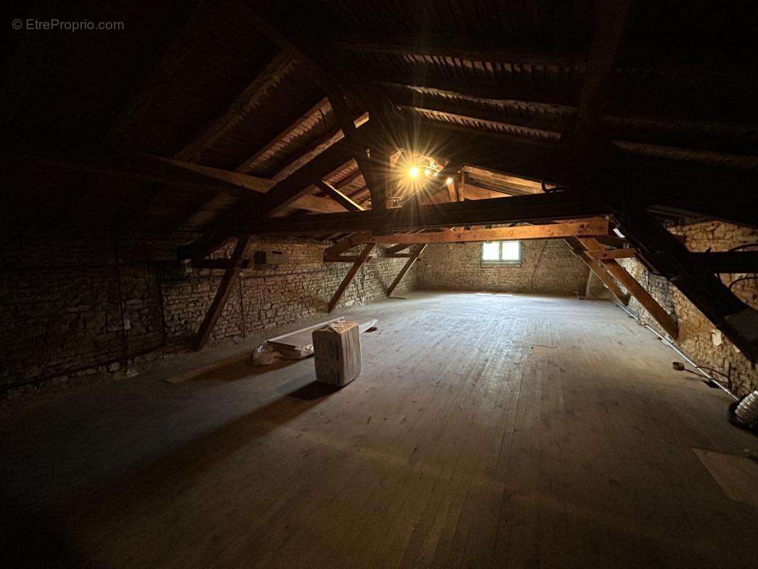 Maison de Campagne avec Garage, Carport et Potentiel d'Aména - photo 12