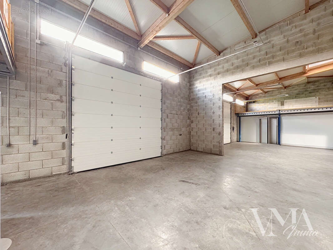 Local d'activité récent 347 m2 - Panissières (42) - 530 000 € - photo 10