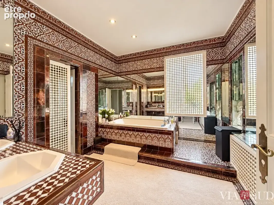 Béziers  Maison de maître de 307 m² avec piscine intérieure, garage et terrasses arborées. - photo 14