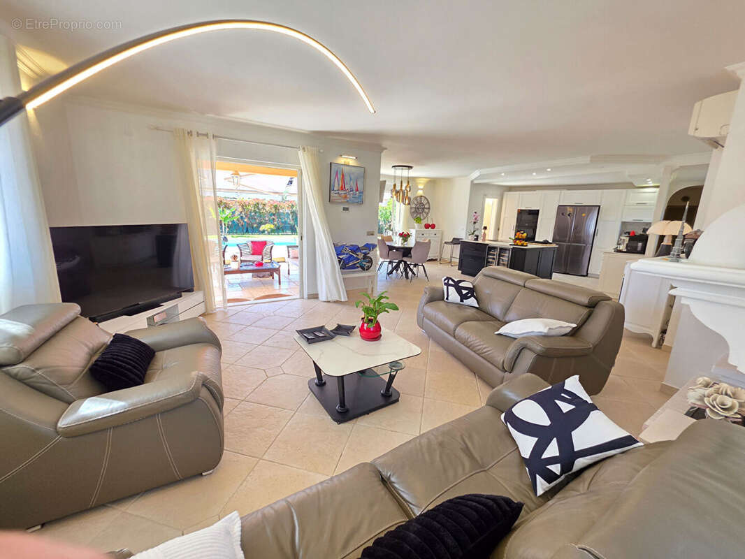 Superbe Villa De plain pieds , avec piscine, jardin stationnements dans quartier résidentiel Des Plans - photo 3
