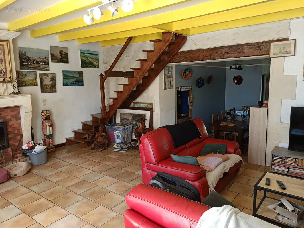 Maison à NIEUL-LE-VIROUIL