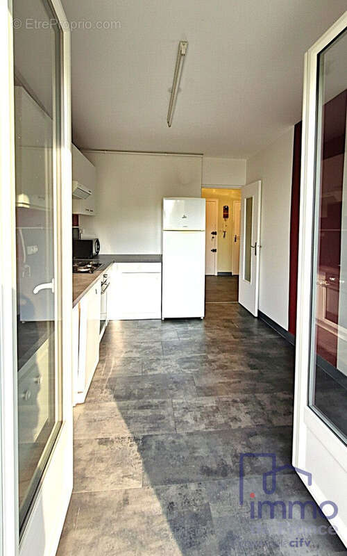 cuisine vue du balcon  - Appartement à SAINT-ETIENNE