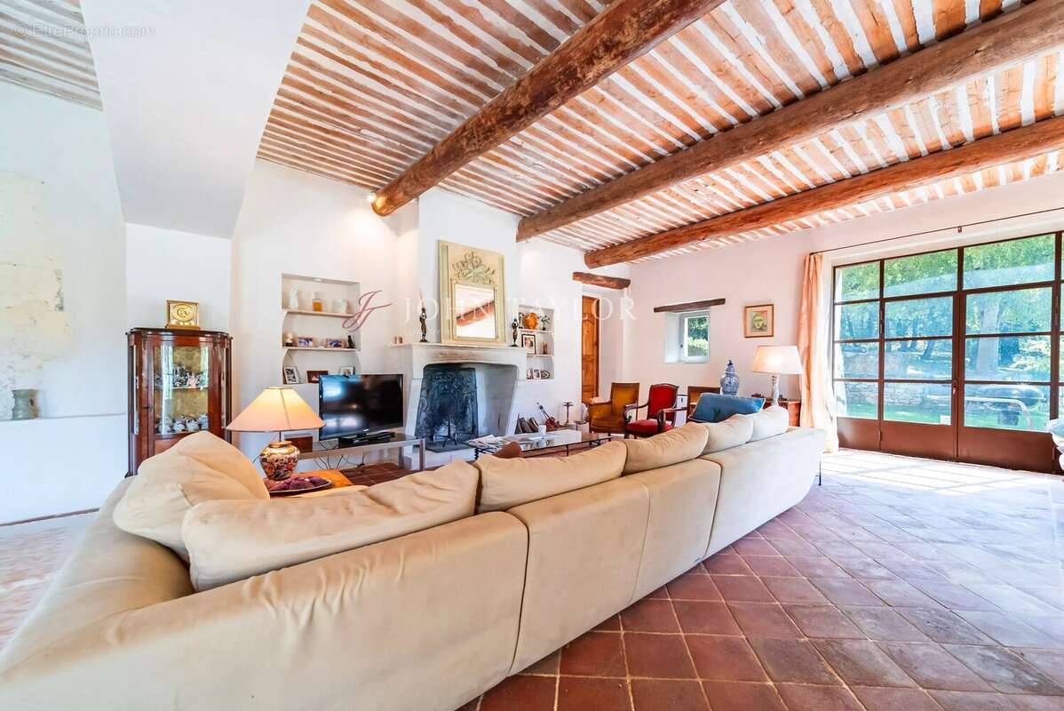 Mas en Pierre d'Exception à Vendre à Ménerbes : Charme Provençal et Piscine Chauffée - photo 10