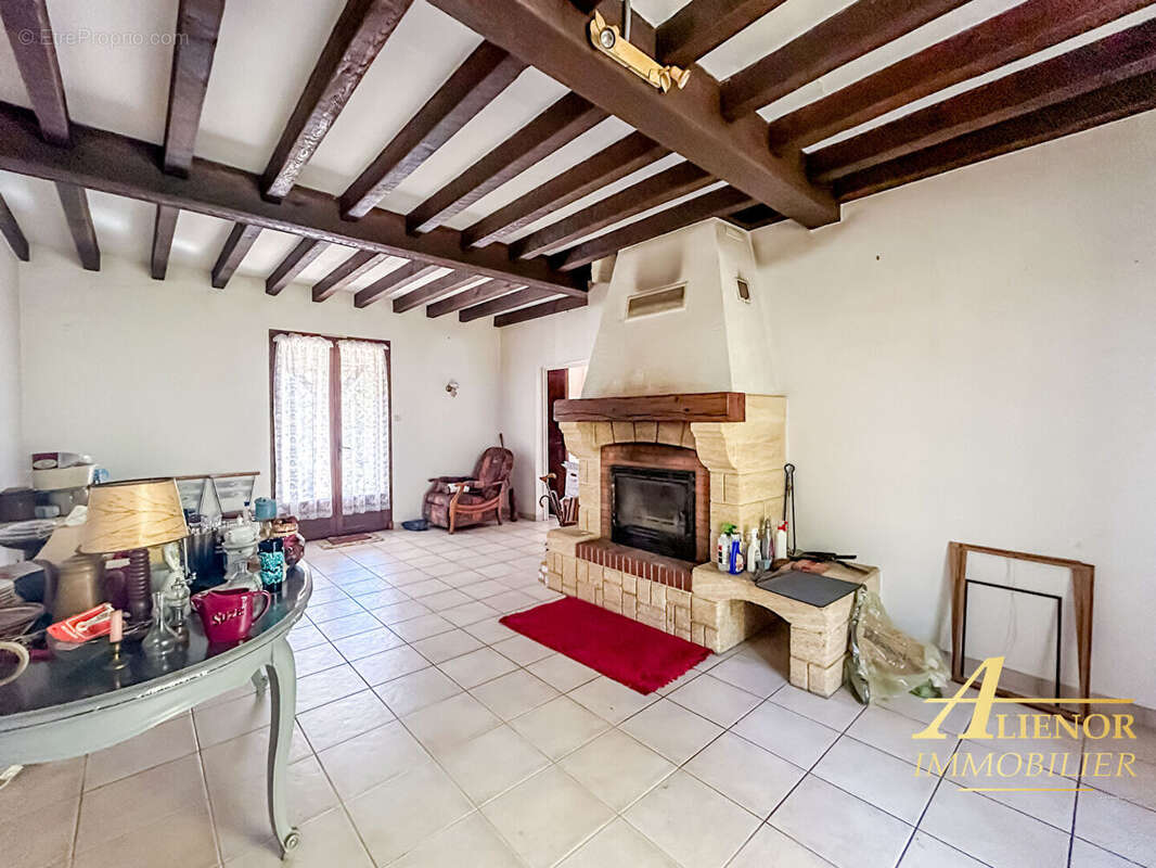 Maison à LA CHAPELLE-GONAGUET