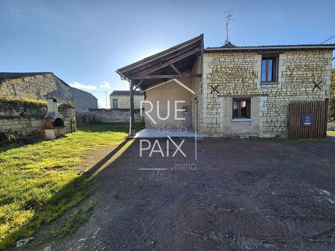 Maison à LES TROIS-MOUTIERS