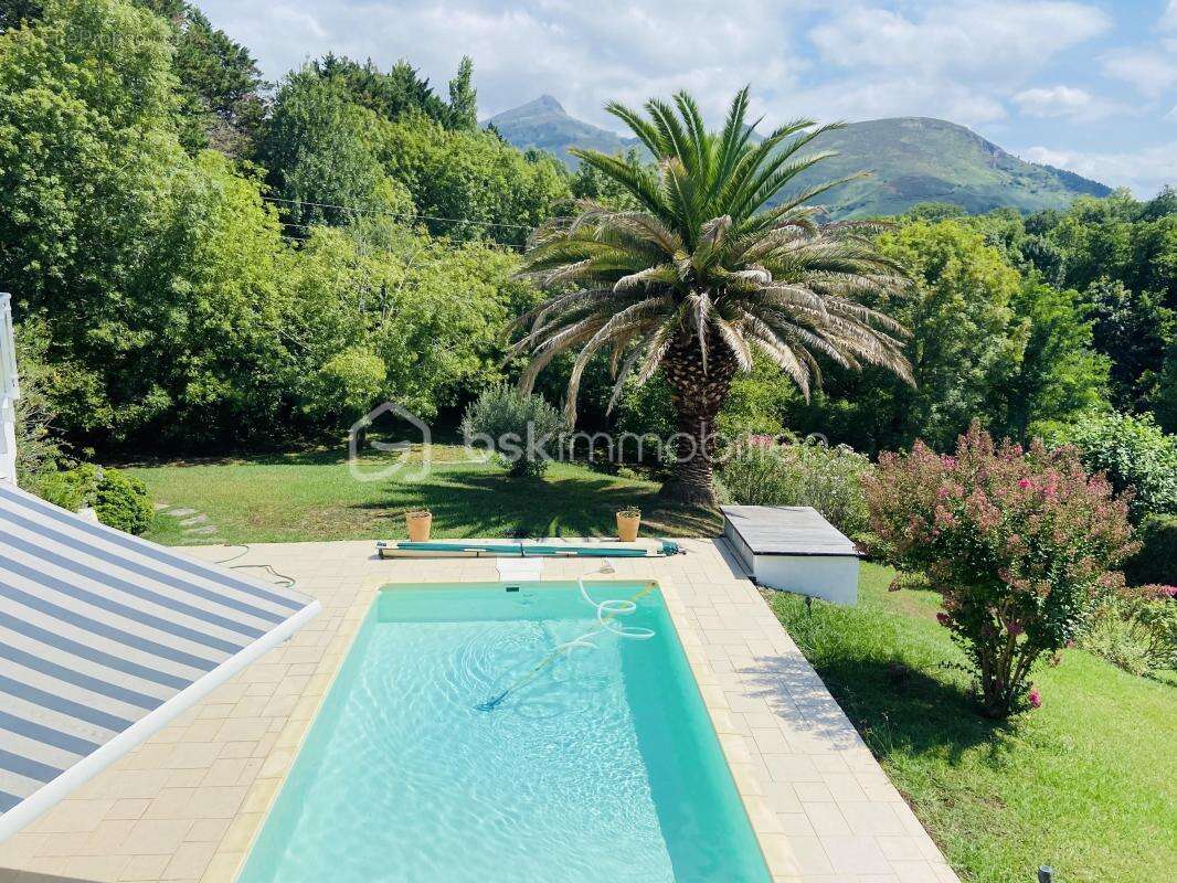 Élégante propriété avec vue sur la Rhune, piscine et vaste terrain de 2 978 m² - photo 2