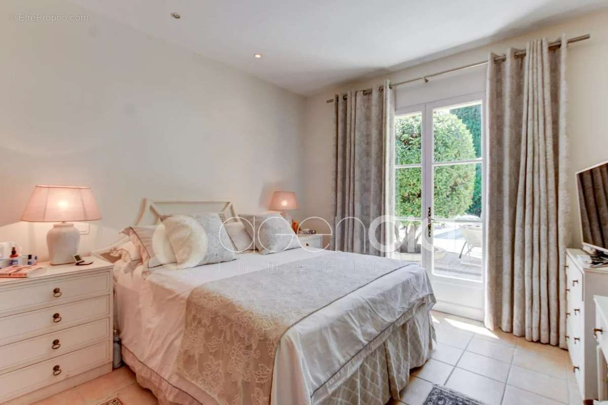 Maison à ROQUEFORT-LES-PINS